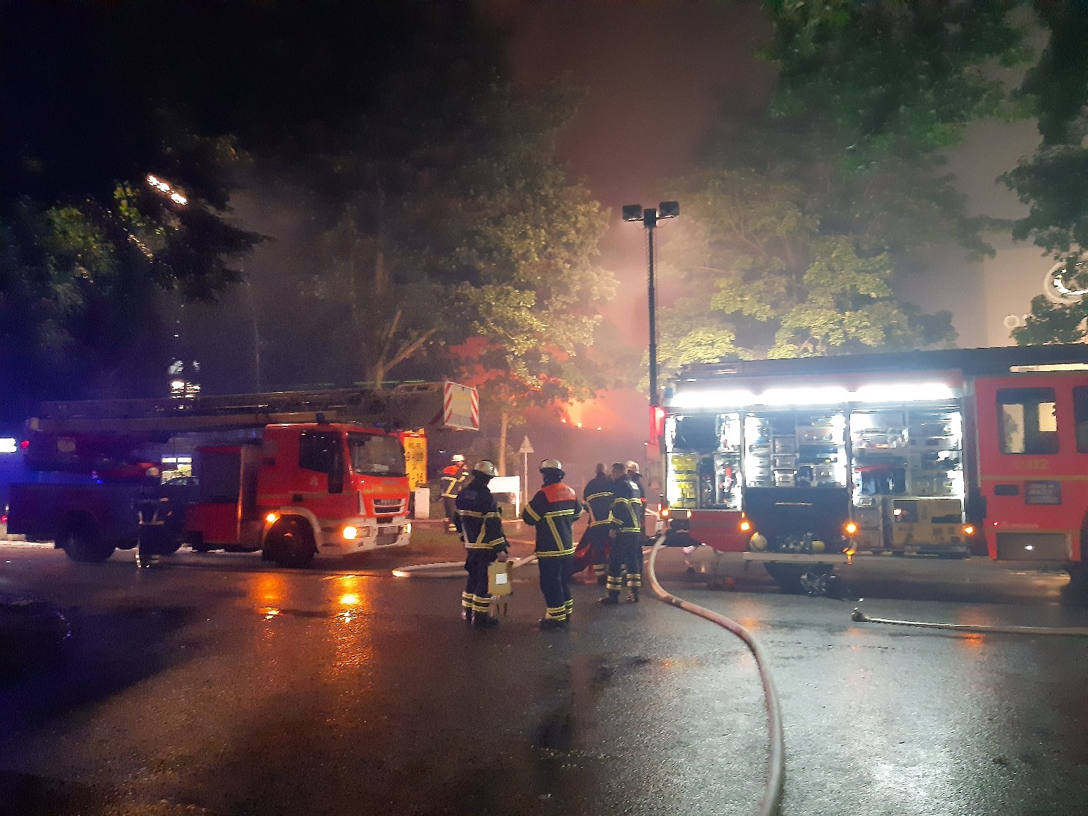 Feuerwehr bei Nacht